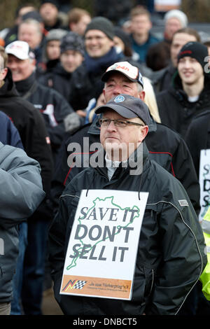 Norimberga, Germania. Xxi Dec, 2013. Circa 1.500 tifosi motoristico dimostrare contro la vendita del Nuerburgring vicino a Nuremberg, Germania, 21 dicembre 2013. Il procedimento di gara avrà termine all'inizio del 2014. Foto: Thomas Frey/dpa/Alamy Live News Foto Stock