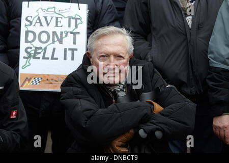 Norimberga, Germania. Xxi Dec, 2013. L'ADAC presidente d'onore Otto Flimm prende parte a una manifestazione contro la vendita del Nuerburgring vicino a Nuremberg, Germania, 21 dicembre 2013. Il procedimento di gara avrà termine all'inizio del 2014. Foto: Thomas Frey/dpa/Alamy Live News Foto Stock