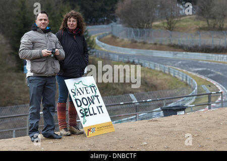 Norimberga, Germania. Xxi Dec, 2013. Appassionati di motorsport dimostrare contro la vendita del Nuerburgring vicino a Nuremberg, Germania, 21 dicembre 2013. Il procedimento di gara avrà termine all'inizio del 2014. Foto: Thomas Frey/dpaa/dpa/Alamy Live News Foto Stock