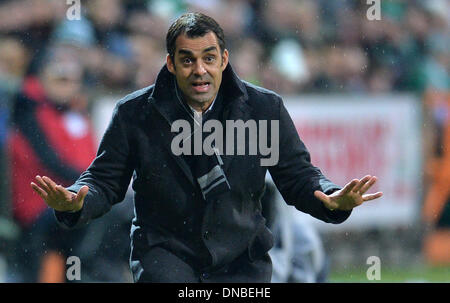 Bremen, Germania. Xxi Dec, 2013. Brema's head coach Robin Dutt durante la Bundesliga tedesca match tra Werder Brema e Bayer Leverkusen al Weserstadion di Brema, Germania, 21 dicembre 2013. Foto: CARMEN JASPERSEN (ATTENZIONE: grazie alle linee guida di accreditamento, il DFL consente solo la pubblicazione e utilizzazione di fino a 15 immagini per corrispondenza su internet e nei contenuti multimediali in linea durante la partita.)/dpa/Alamy Live News Foto Stock