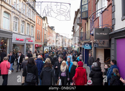 Clumber Street, Nottingham, Regno Unito. Il 21 dicembre 2013. Christmas Shopper in Nottingham City Centre l'ultimo sabato prima di Natale. Clumber Street in Nottingham è rinomata per essere la più trafficata area commerciale pedonale in Europa. Credito: Mark Richardson/Alamy Live News Foto Stock