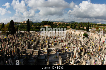 Graves, tombe e i visitatori si vede a Palma de Mallorca cimitero durante la celebrazione di una giornata di festa religiosa in Spagna Foto Stock