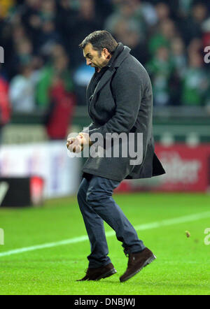 Bremen, Germania. Xxi Dec, 2013. Brema's head coach Robin Dutt celebra dopo la Bundesliga tedesca match tra Werder Brema e Bayer Leverkusen al Weserstadion di Brema, Germania, 21 dicembre 2013. Foto: CARMEN JASPERSEN (ATTENZIONE: grazie alle linee guida di accreditamento, il DFL consente solo la pubblicazione e utilizzazione di fino a 15 immagini per corrispondenza su internet e nei contenuti multimediali in linea durante la partita.)/dpa/Alamy Live News Foto Stock