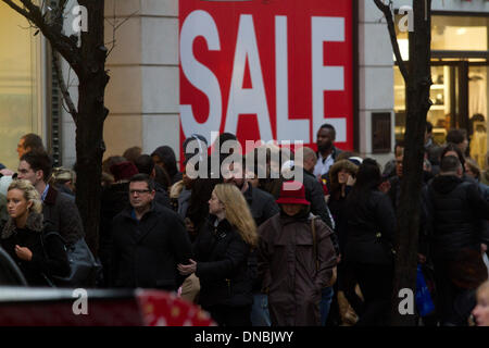 Oxford Street LONDRA, REGNO UNITO. 21 dic 2013. Migliaia di acquirenti di Natale riempire Oxford Street a Londra, nonostante il maltempo sul panico sabato durante il retail più trafficato giorno dell'anno come grandi magazzini e negozi annunciano grandi sconti prima di Natale amer ghazzal/Alamy Live News Foto Stock