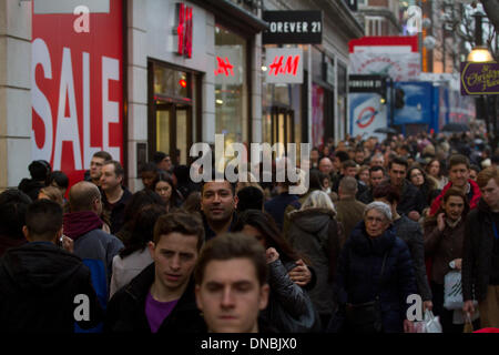 Oxford Street LONDRA, REGNO UNITO. 21 dic 2013. Migliaia di acquirenti di Natale riempire Oxford Street a Londra, nonostante il maltempo sul panico sabato durante il retail più trafficato giorno dell'anno come grandi magazzini e negozi annunciano grandi sconti prima di Natale amer ghazzal/Alamy Live News Foto Stock