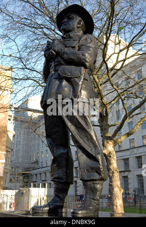 Il 1990 statua del maresciallo di campo slim, al di fuori del ministero della difesa, whitehall a Londra, Inghilterra Foto Stock
