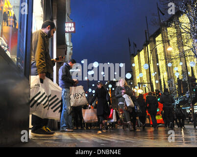 Oxford Street, Londra, Regno Unito. 21 dic 2013. A tarda notte, last minute Christmas Shopper in Londra centrale. Credito: Matteo Chattle/Alamy Live News Foto Stock