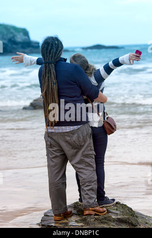 Coppia giovane rievoca la scena da film Titanic. Harlyn Bay, Cornwall, Inghilterra Foto Stock