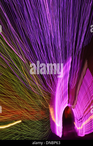 Le luci di Natale in Blur e Colore - Sfondo astratto - striature di colore blu e viola Foto Stock