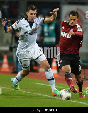 Norimberga, Germania. Xxi Dec, 2013. Di Norimberga Timothy Chandler (R) il sistema VIES per la palla con Schalke è Adam Szalai durante la Bundesliga tedesca match tra FC Norimberga e FC Schalke 04 a Grundig Stadium in Nuremberg, Germania, 21 dicembre 2013. Foto: TIMM SCHAMBERGER (ATTENZIONE: grazie alle linee guida di accreditamento, il DFL consente solo la pubblicazione e utilizzazione di fino a 15 immagini per corrispondenza su internet e nei contenuti multimediali in linea durante la partita.)/dpa/Alamy Live News Foto Stock