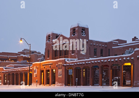 Institute of American Indian Arts Museum sotto la neve, Santa Fe, New Mexico USA Foto Stock