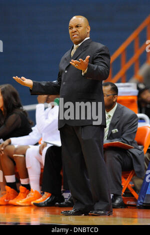 Syracuse, New York, Stati Uniti d'America. Xxi Dec, 2013. Dicembre 21, 2013: Syracuse Orange head coach Quentin Hillsman reagisce a una chiamata durante la prima metà di un NCAA donna gioco di basket tra il San Giuseppe e i falchi della Syracuse Orange al Carrier Dome in Syracuse, New York. Ricca Barnes/CSM/Alamy Live News Foto Stock