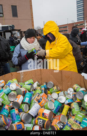 Detroit, Michigan, Stati Uniti d'America - In un freddo pioggia, volontari da sindacati locali vacanza ricca di scatole di cibo per i meno fortunati. La manifestazione annuale distribuisce cibo acquistato dai sindacati a circa 900 famiglie. Credito: Jim West/Alamy Live News Foto Stock