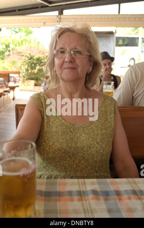 Senior donna con la pinta di recare al ristorante da Rovigno Istria Croazia Foto Stock