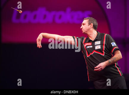 Londra, Regno Unito. Xxi Dec, 2013. Richie Burnett [Galles] in azione contro Andy Hamilton [Inghilterra] durante il secondo round in abbinamento a Ladbrokes mondo campionati freccette da Alexandra Palace. Credito: Azione Sport Plus/Alamy Live News Foto Stock