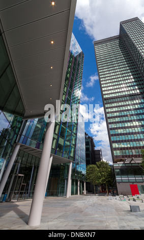 Euston Tower nel centro di Londra a guardare in alto Foto Stock