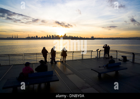 Vista sullo skyline di Vancouver al tramonto dalla Burrard bacino di carenaggio Pier. North Vancouver, British Columbia, Canada. Foto Stock