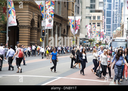 Pedoni che attraversano George Street nel centro di Sydney, Australia Foto Stock