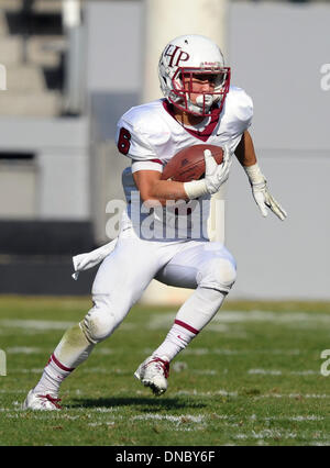 Carson, California, Stati Uniti d'America. Xxi Dec, 2013. Dicembre 21, 2013 Carson, CA. Sacro Cuore Gator Prep Chris Lee #6 porta la palla in CIF Divisione Stato 3 Campionato Bowl gioco tra il Sacro Cuore Prep Gator e la Corona del Mar Mare Re al fuso a snodo mozzo Center di Carson, CA. David cofano/CSM. © csm/Alamy Live News Foto Stock
