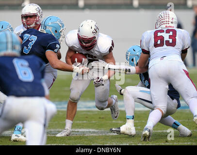 Carson, California, Stati Uniti d'America. Xxi Dec, 2013. Dicembre 21, 2013 Carson, CA. Sacro Cuore Gator Prep Ben Burr-Kirven #25 porta la palla in CIF Divisione Stato 3 Campionato Bowl gioco tra il Sacro Cuore Prep Gator e la Corona del Mar Mare Re al fuso a snodo mozzo Center di Carson, CA. David cofano/CSM. © csm/Alamy Live News Foto Stock