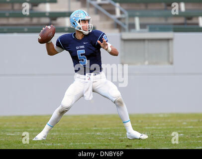 Carson, California, Stati Uniti d'America. Xxi Dec, 2013. Dicembre 21, 2013 Carson, CA. Corona del Mar Mare Kings quarterback Luca Napolitano #5 tentativi a passare in stato di CIF 3 Divisione Campionato Bowl gioco tra il Sacro Cuore Prep Gator e la Corona del Mar Mare Re al fuso a snodo mozzo Center di Carson, CA. David cofano/CSM. © csm/Alamy Live News Foto Stock