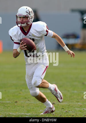 Carson, California, Stati Uniti d'America. Xxi Dec, 2013. Dicembre 21, 2013 Carson, CA. Sacro Cuore Gator Prep Mason Randall #12 porta la palla in CIF Divisione Stato 3 Campionato Bowl gioco tra il Sacro Cuore Prep Gator e la Corona del Mar Mare Re al fuso a snodo mozzo Center di Carson, CA. David cofano/CSM. © csm/Alamy Live News Foto Stock