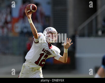 Carson, California, Stati Uniti d'America. Xxi Dec, 2013. Dicembre 21, 2013 Carson, CA. Sacro Cuore Gator Prep Mason Randall #12 tenta di passare in stato di CIF 3 Divisione Campionato Bowl gioco tra il Sacro Cuore Prep Gator e la Corona del Mar Mare Re al fuso a snodo mozzo Center di Carson, CA. David cofano/CSM. © csm/Alamy Live News Foto Stock