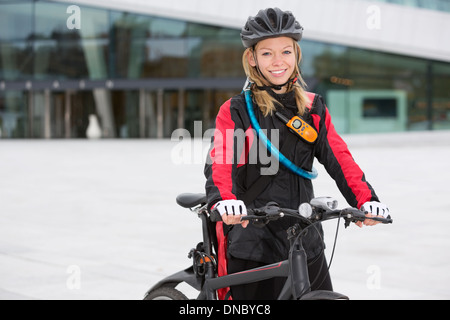 Femmina Bike Messenger Foto Stock