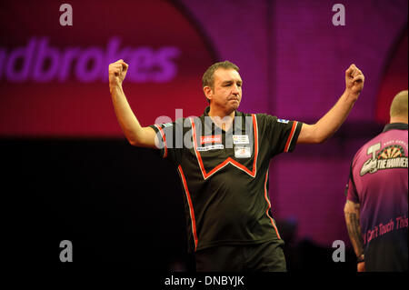 Londra, Regno Unito. Xxi Dec, 2013. Richie Burnett [Galles] celebra il suo [4-1] vincere su Andy Hamilton [Inghilterra] durante il secondo round in abbinamento a Ladbrokes mondo campionati freccette da Alexandra Palace. Credito: Azione Sport Plus/Alamy Live News Foto Stock