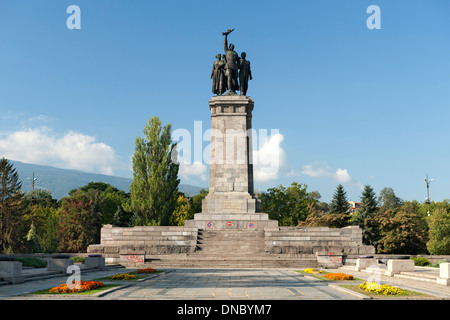 Monumento all'esercito sovietico nel parco centrale di Sofia, la capitale della Bulgaria. Foto Stock