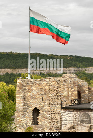 La bandiera bulgara battenti nella fortezza di Tsarevets a Veliko Tarnovo in Bulgaria. Foto Stock