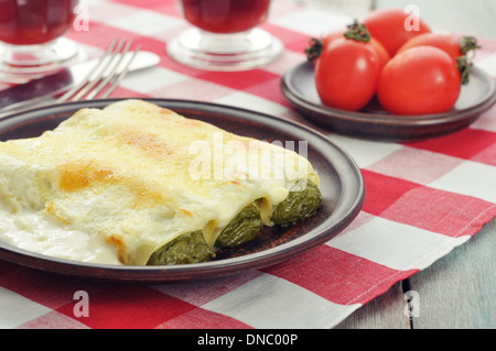 Cannelloni ripieni di spinaci e ricotta con salsa besciamella Foto Stock