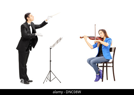 Voce maschile orchestra dirigere una donna suona il violino Foto Stock