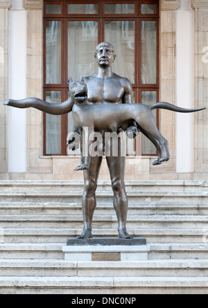 Statua di Traiano e la lupa sui gradini del Museo Nazionale di Storia rumena di Bucarest, la capitale della Romania. Foto Stock