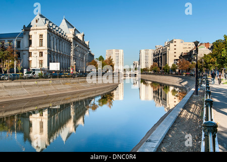 Il fiume Dâmbovița a Bucarest, la capitale della Romania. Foto Stock