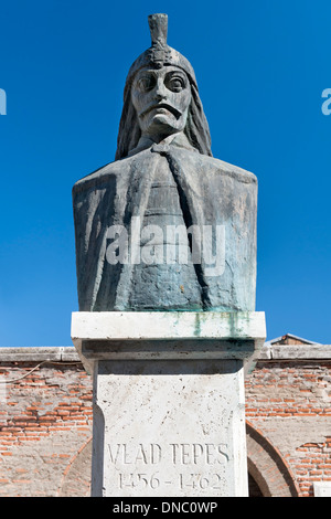 Busto di Vlad Tepes a Bucarest, la capitale della Romania. Foto Stock