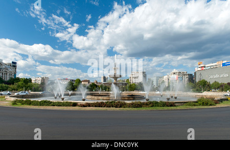 Le fontane di Piața Unirii (Unificazione Square) in Bucarest, la capitale della Romania. Foto Stock