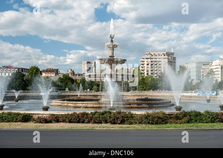 Le fontane di Piața Unirii (Unificazione Square) in Bucarest, la capitale della Romania. Foto Stock