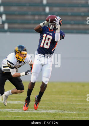 Carson, California, Stati Uniti d'America. Xxi Dec, 2013. Dicembre 21, 2013 Carson, CA. Chaminade Eagles wide receiver Brandyn Lee #18 catture un passaggio in stato di CIF Divisione 2 Campionato bocce tra l'impresa Hornets e la Chaminade aquile allo snodo centrale del mozzo a Carson, CA. David cofano/CSM. © csm/Alamy Live News Foto Stock