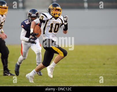 Carson, California, Stati Uniti d'America. Xxi Dec, 2013. Dicembre 21, 2013 Carson, CA. Enterprise calabroni Justin Abney #10 porta la palla in stato di CIF Divisione 2 Campionato bocce tra l'impresa Hornets e la Chaminade aquile allo snodo centrale del mozzo a Carson, CA. David cofano/CSM. © csm/Alamy Live News Foto Stock