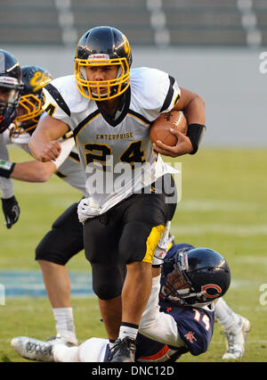 Carson, California, Stati Uniti d'America. Xxi Dec, 2013. Dicembre 21, 2013 Carson, CA. Enterprise calabroni Isaia Matthews #24 porta la palla in stato di CIF Divisione 2 Campionato bocce tra l'impresa Hornets e la Chaminade aquile allo snodo centrale del mozzo a Carson, CA. David cofano/CSM. © csm/Alamy Live News Foto Stock