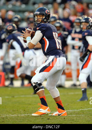 Carson, California, Stati Uniti d'America. Xxi Dec, 2013. Dicembre 21, 2013 Carson, CA. Chaminade Eagles quarterback Brad Kaaya (C) #15 cerca di passare in stato di CIF Divisione 2 Campionato bocce tra l'impresa Hornets e la Chaminade aquile allo snodo centrale del mozzo a Carson, CA. David cofano/CSM. © csm/Alamy Live News Foto Stock