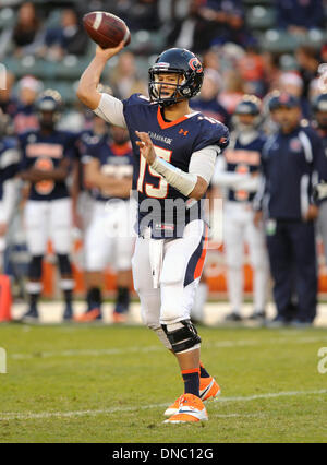 Carson, California, Stati Uniti d'America. Xxi Dec, 2013. Dicembre 21, 2013 Carson, CA. Chaminade Eagles quarterback Brad Kaaya (C) #15 tenta di passare in stato di CIF Divisione 2 Campionato bocce tra l'impresa Hornets e la Chaminade aquile allo snodo centrale del mozzo a Carson, CA. David cofano/CSM. © csm/Alamy Live News Foto Stock