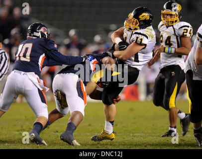 Carson, California, Stati Uniti d'America. Xxi Dec, 2013. Dicembre 21, 2013 Carson, CA. Enterprise calabroni Nick Tomasin #11 va affrontato in stato di CIF Divisione 2 Campionato bocce tra l'impresa Hornets e la Chaminade aquile allo snodo centrale del mozzo a Carson, CA. David cofano/CSM. © csm/Alamy Live News Foto Stock