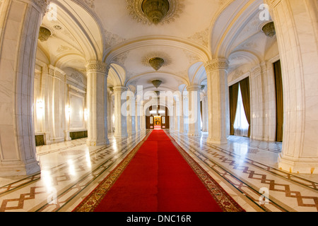 Una delle numerose sale del Palazzo del Parlamento a Bucarest, la capitale della Romania. Foto Stock