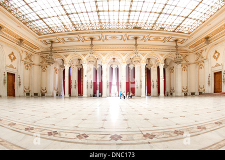 Una delle numerose sale del Palazzo del Parlamento a Bucarest, la capitale della Romania. Foto Stock