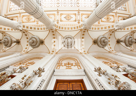 Il soffitto e le colonne di una delle sale del Palazzo del Parlamento a Bucarest, la capitale della Romania. Foto Stock