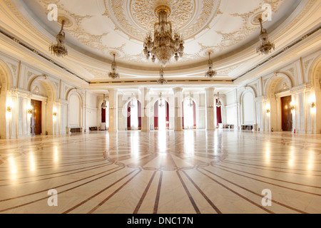 Uno dei numerosi saloni del Palazzo del Parlamento a Bucarest, la capitale della Romania. Foto Stock