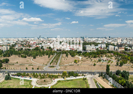 Vista su Bucarest dal tetto del Palazzo del Parlamento a Bucarest, la capitale della Romania. Foto Stock