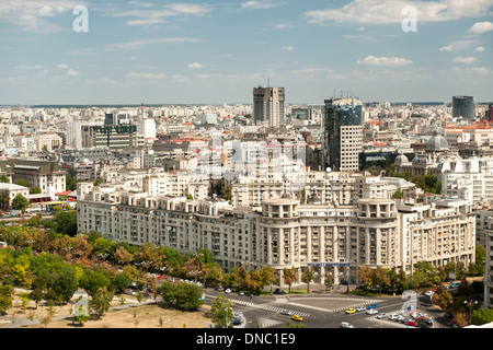 Vista su Bucarest dal tetto del Palazzo del Parlamento a Bucarest, la capitale della Romania. Foto Stock